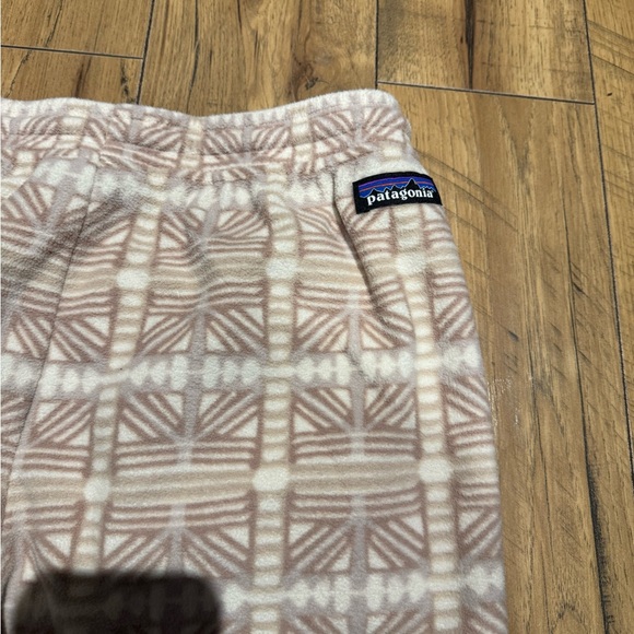 Patagonia Fleece with Cream and Tan Pattern - Picture 5 of 7